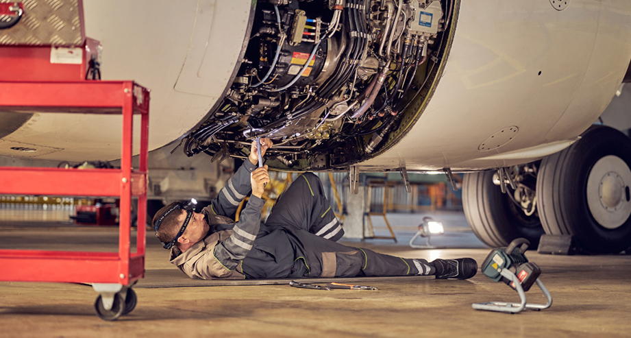 What Are the Responsibilities of an Aviation Mechanic?